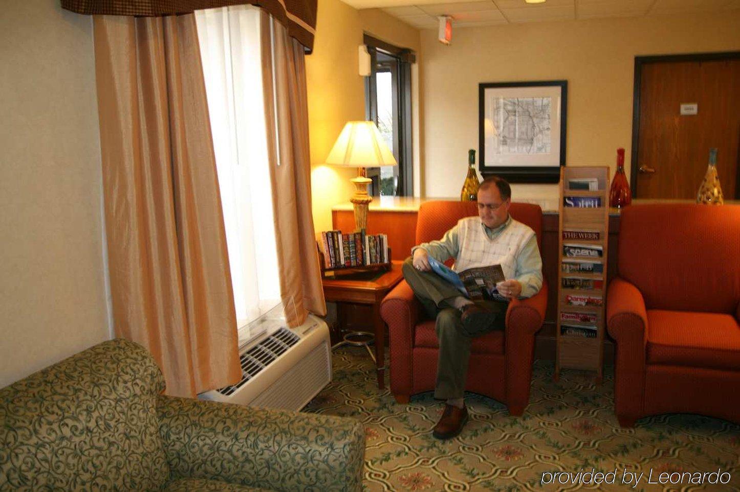 Hampton Inn Battle Creek Interior photo